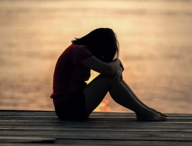 Κρυφή κατάθλιψη: Τα 6 σημάδια ότι κάποιος «κρύβει» τα συμπτώματα που περνάει